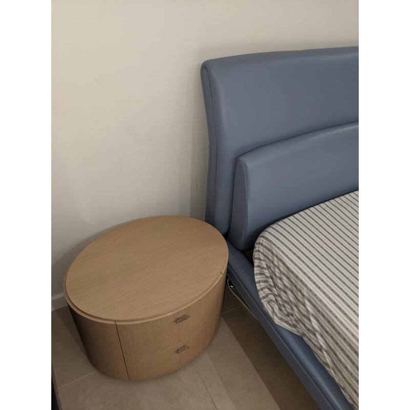 Mooi bed met 2 nachtkastjes en matras