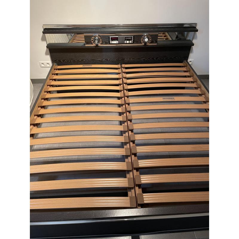 Bed met ombouw  en met 2-lattenbodems
