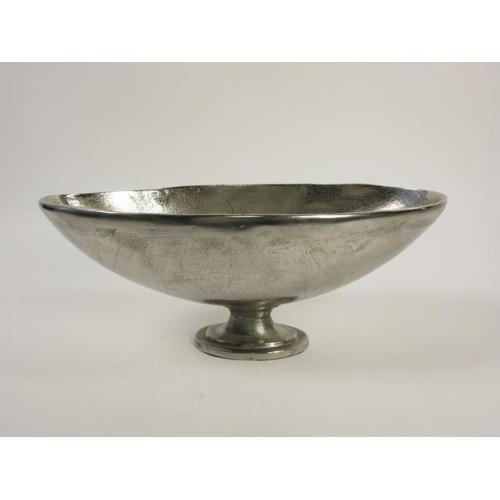 Prachtige, zware, ruw aluminium 'silver' ovalen schaal op voet. 38 x 22 x 15 cm