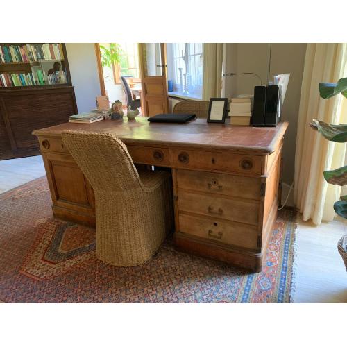 Antiek eiken bureau