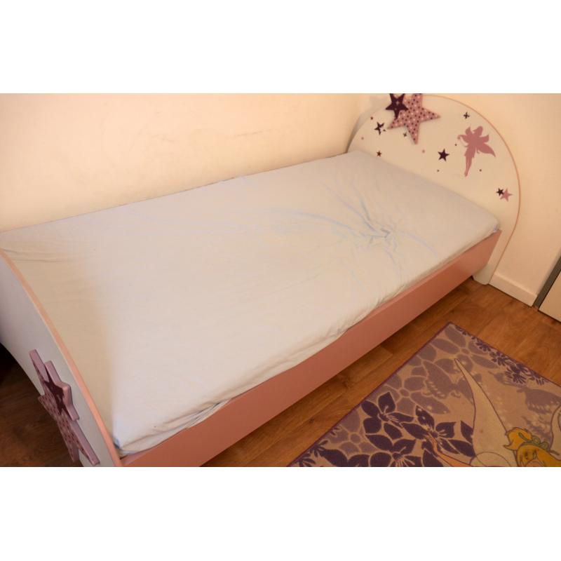 Complete kinderkamer 2 bedden,2 nacht tafels,1 kleding kast