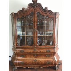 Klassieke notenhouten vitrine Kast  en staande klok uit 1970-1975