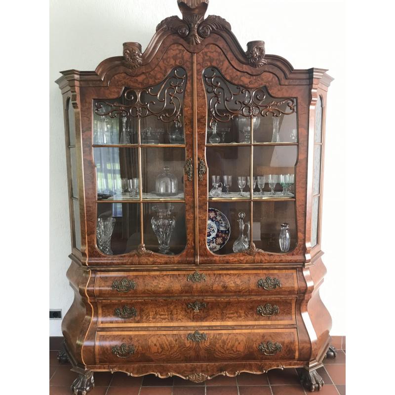 Klassieke notenhouten vitrine Kast  en staande klok uit 1970-1975
