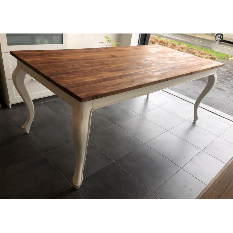 Landelijke eettafel met eikenhouten blad