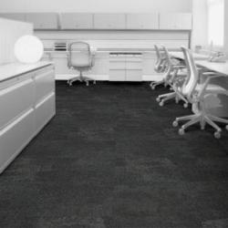 Zwarte tapijttegels met Extra Isolatie in betonlook