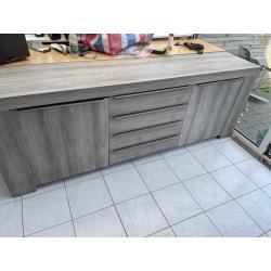 Volledige eetkamer bestaande uit dressoir, vitrinekast, tafel met 5 lederen stoelen en salontafel