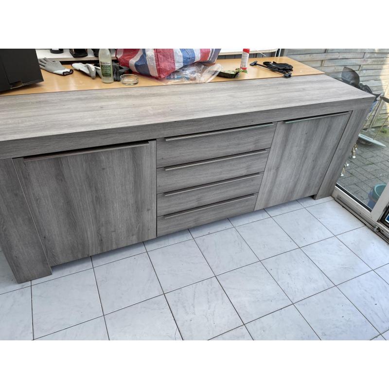 Volledige eetkamer bestaande uit dressoir, vitrinekast, tafel met 5 lederen stoelen en salontafel