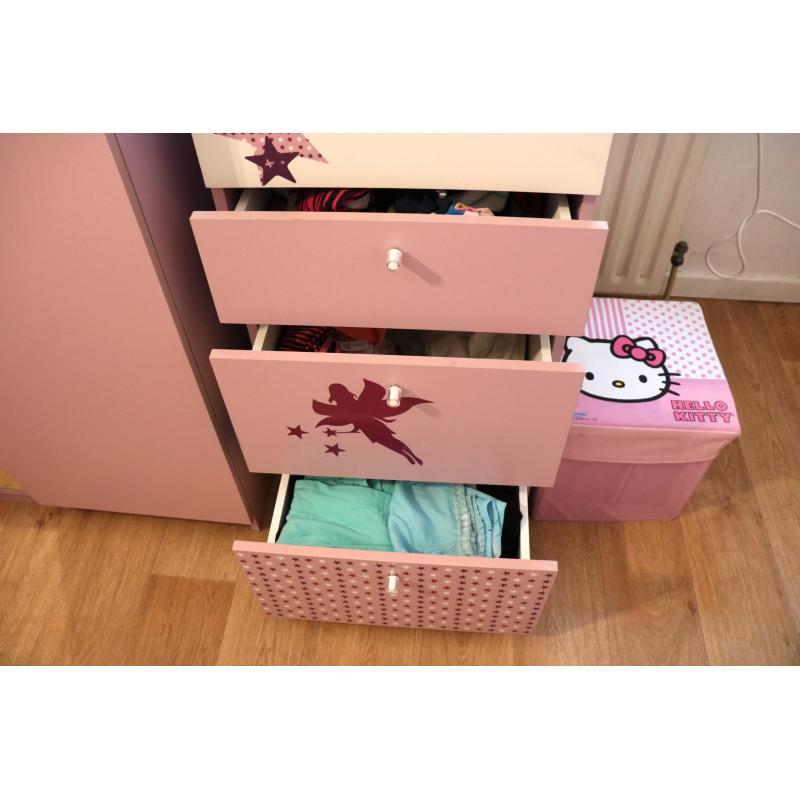 Complete kinderkamer 2 bedden,2 nacht tafels,1 kleding kast