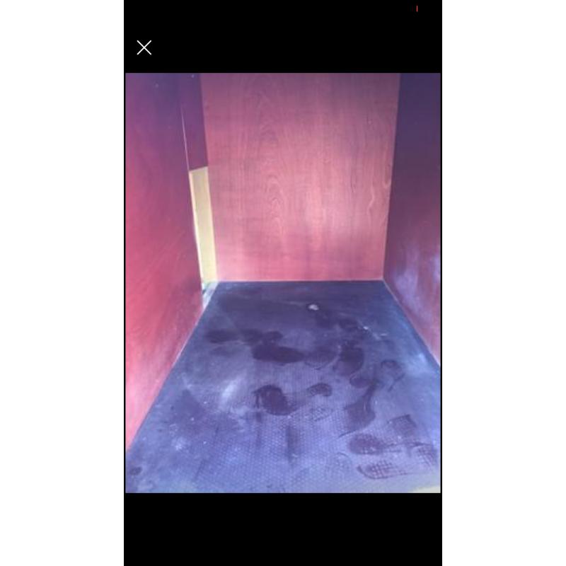 Hondenkennel met geïsoleerd nachthok