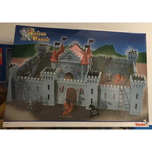Falcon Castle, ridderkasteel met attributen