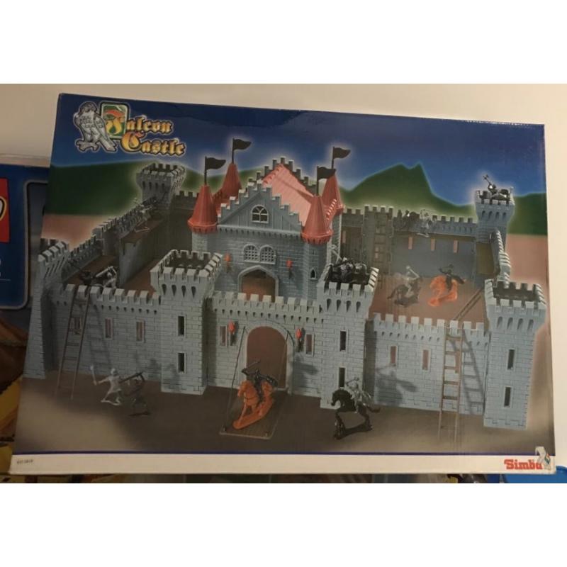 Falcon Castle, ridderkasteel met attributen