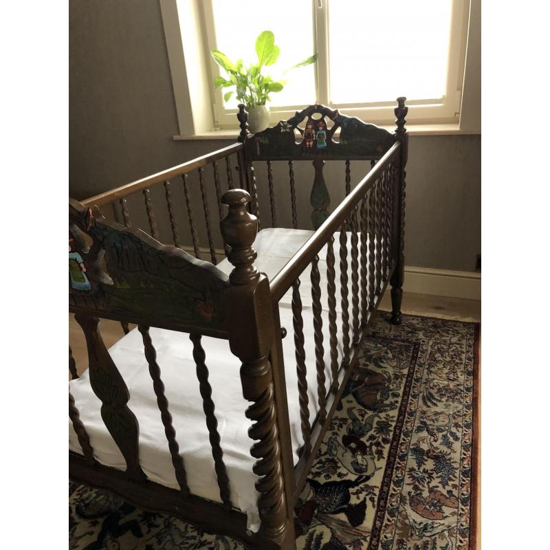 Authentiek bed met mooi motief