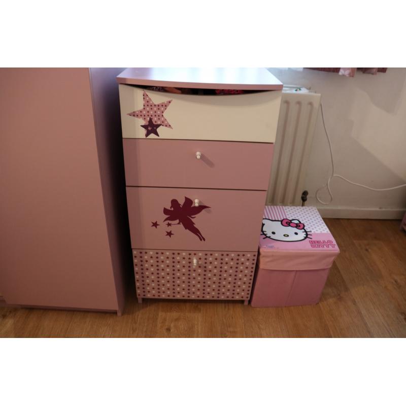 Complete kinderkamer 2 bedden,2 nacht tafels,1 kleding kast