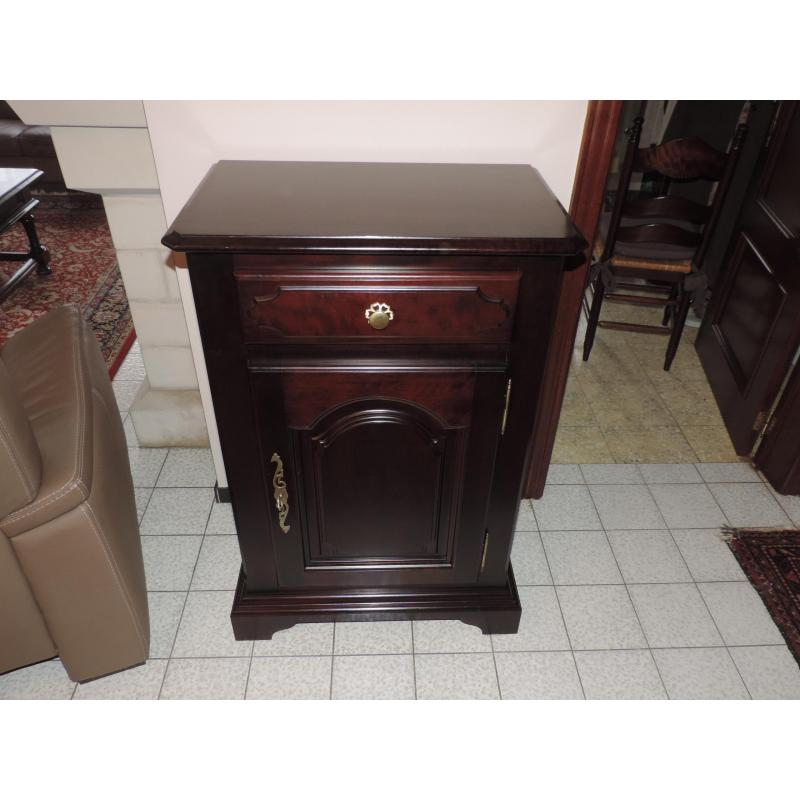 Donkerbruine, decoratieve opbergkast