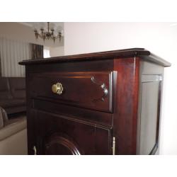Donkerbruine, decoratieve opbergkast