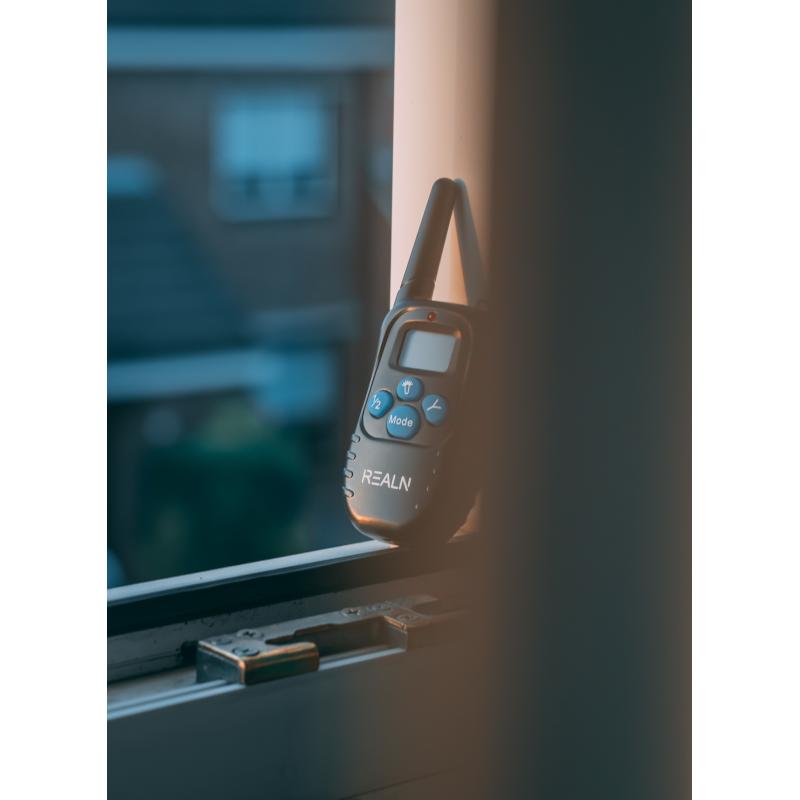 RealN Oplaadbare Trainingshalsband met Afstandsbediening - Trillingen / Schok / Geluid - Verstelbare Opvoeding Hals Band voor Kleine tot Middel Grote Honden - 100 Niveaus - 300 Meter Bereik - Water Bestendig - Zwart met blauw - anti blafband