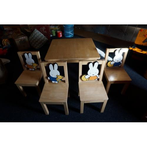 Massief houten kindertafel en 4 stoelen met Nijntje