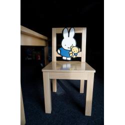Massief houten kindertafel en 4 stoelen met Nijntje