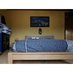 Tweepersoonsbed met bijhorende nachtkasten
