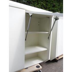 Witte hangkasten