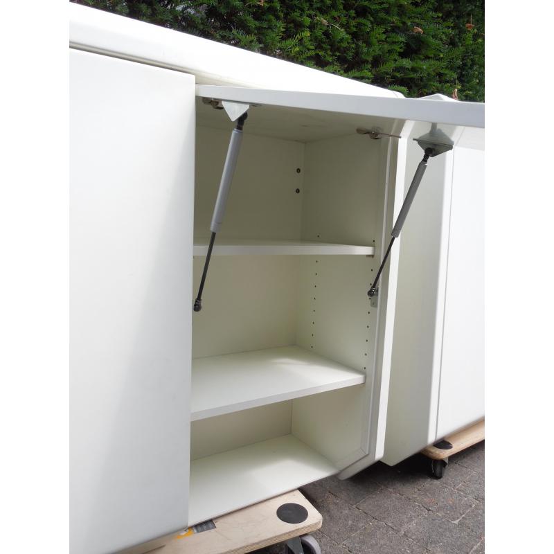 Witte hangkasten