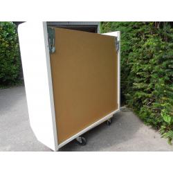 Witte hangkasten