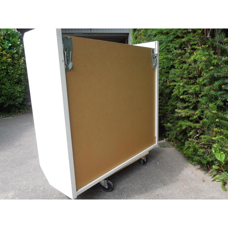 Witte hangkasten