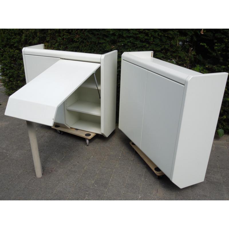 Witte hangkasten