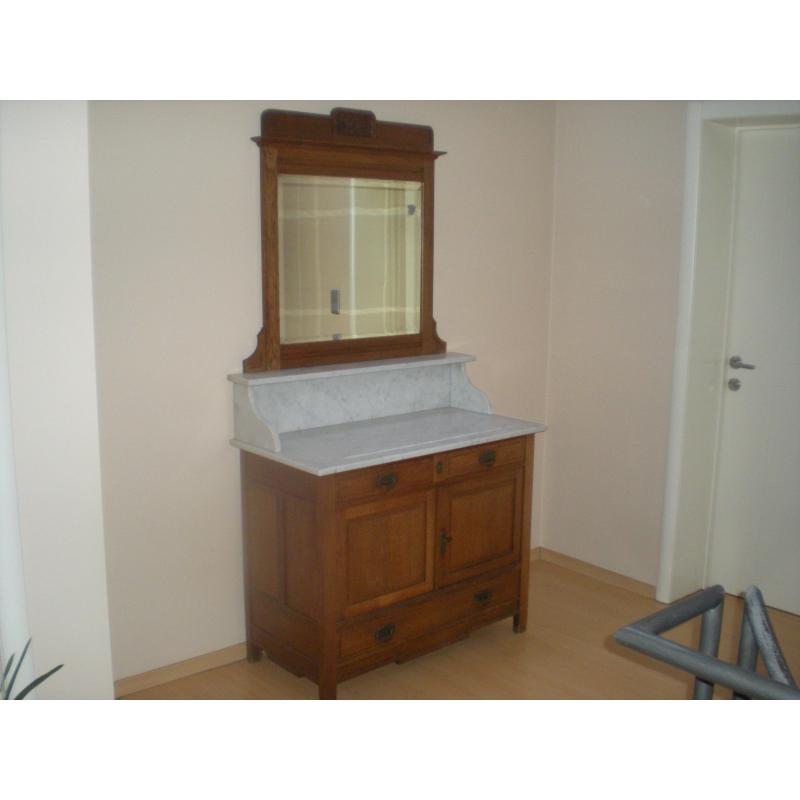Kast met marmer tablet