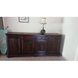 Ambachtelijke  gemaakte massief Franse eiken eetkamer (tafel   6stoelen, dressoir en barkast)