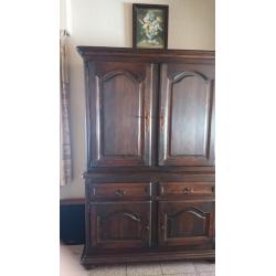 Ambachtelijke  gemaakte massief Franse eiken eetkamer (tafel   6stoelen, dressoir en barkast)