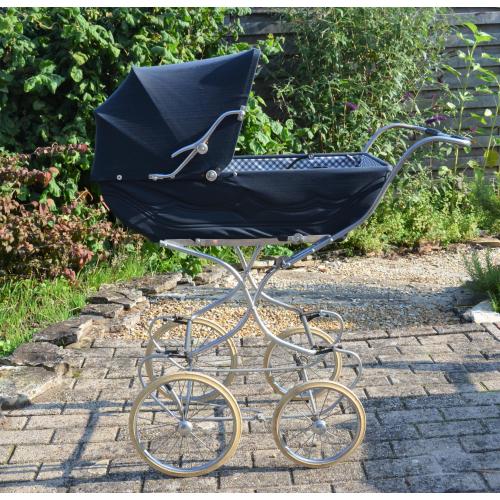 Vintage kinderwagen uit 1975