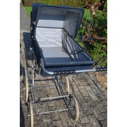 Vintage kinderwagen uit 1975