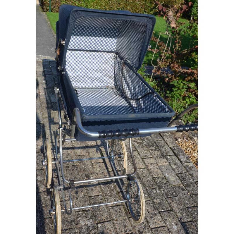 Vintage kinderwagen uit 1975