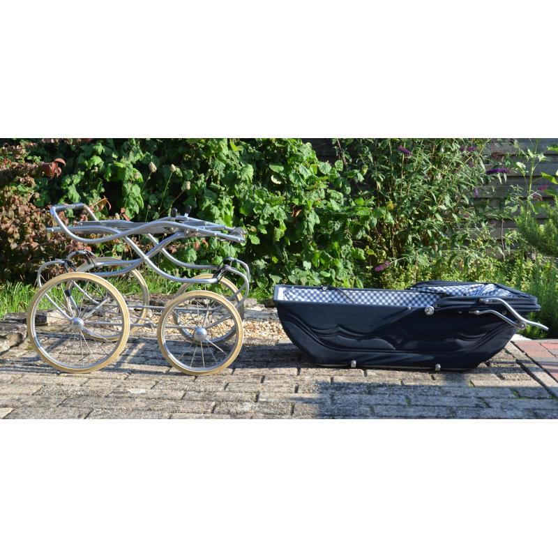 Vintage kinderwagen uit 1975