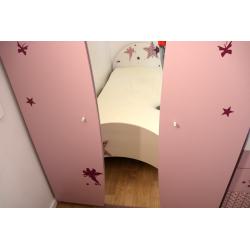 Complete kinderkamer 2 bedden,2 nacht tafels,1 kleding kast