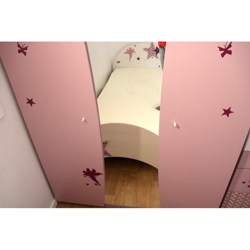 Complete kinderkamer 2 bedden,2 nacht tafels,1 kleding kast