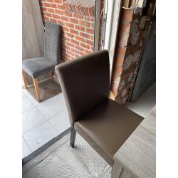 Volledige eetkamer bestaande uit dressoir, vitrinekast, tafel met 5 lederen stoelen en salontafel
