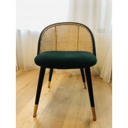 Tafel met vier stoelen