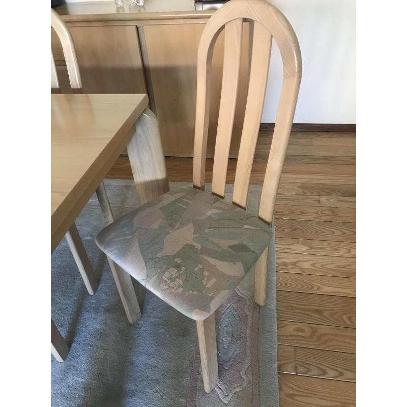volledige eetkamer met 8stoelen, dressoir & bar