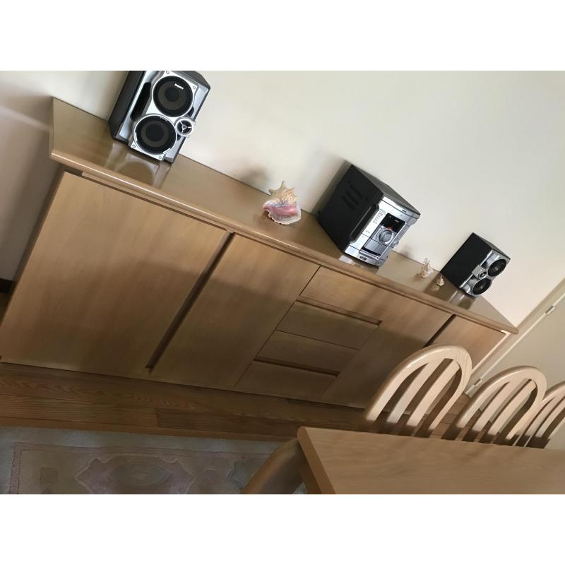 volledige eetkamer met 8stoelen, dressoir & bar