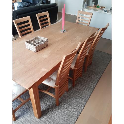 Grote hardhouten tafel met 8 stoelen