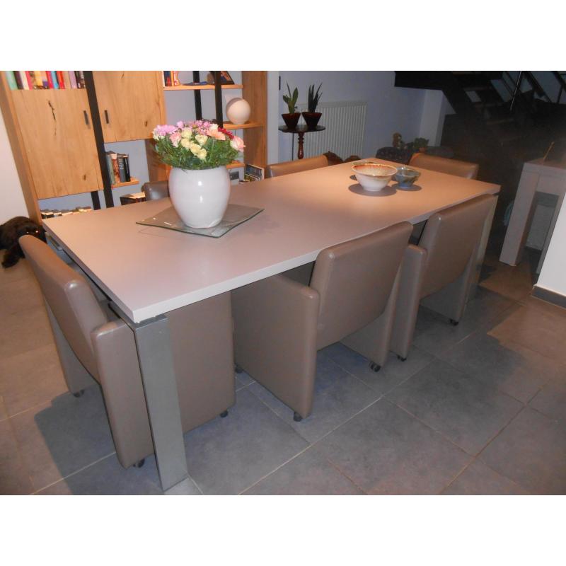 Moderne degelijke eettafel voor 8 personen