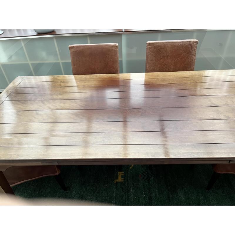 6 stoelen van 100% leder met notenhouten eettafel