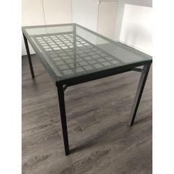 Eettafel (glas-metaal) met 4 stoelen