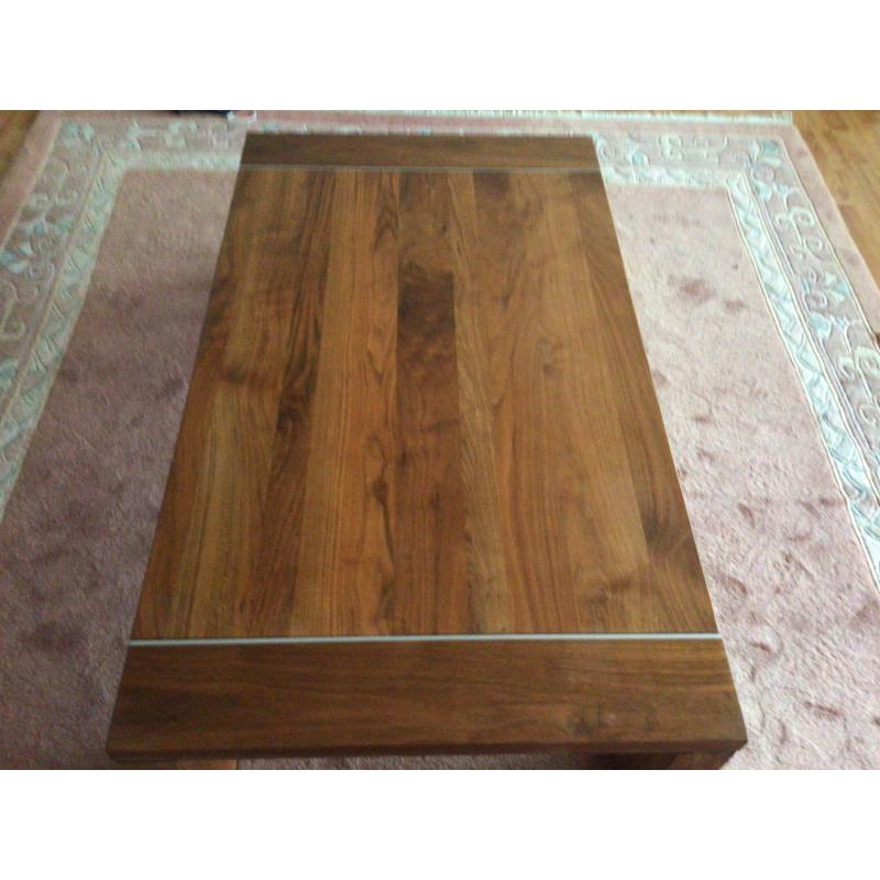 Prachtige notenhouten salontafel