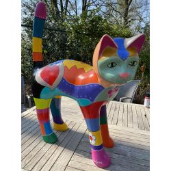 Poes in polyester handbeschilderd