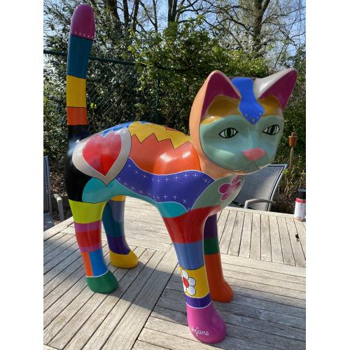 Poes in polyester handbeschilderd
