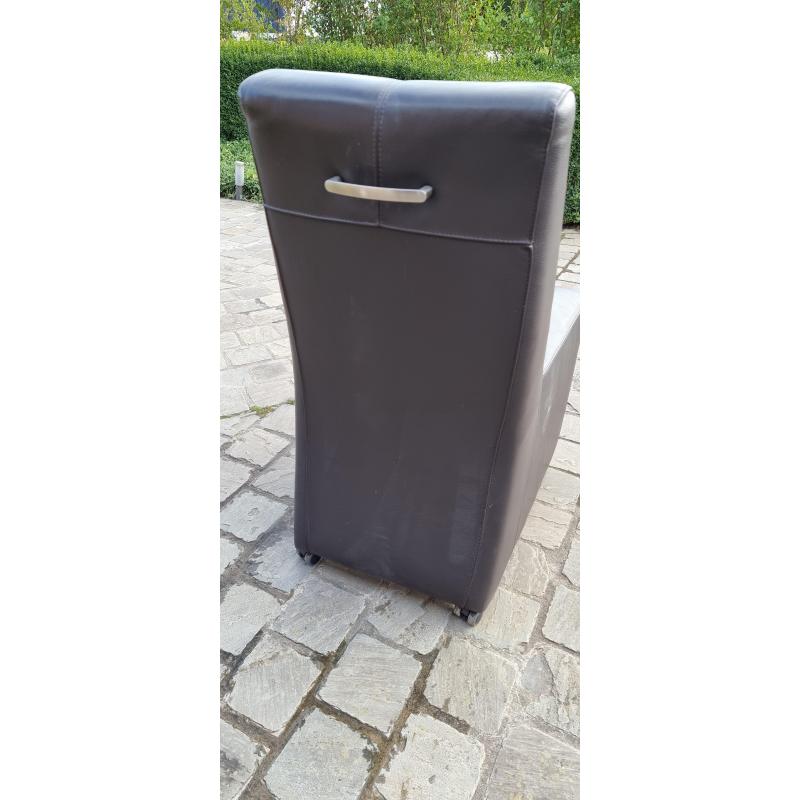 6 bruine lederen stoelen op wieltjes