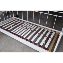 Metalen spijlen bed 90 x 200 cm (echt als nieuw)  Hooglans wit